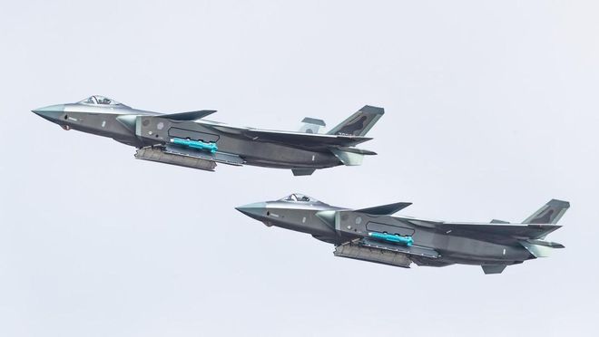 揭秘殲-20圖片，中國五代戰(zhàn)機(jī)的卓越風(fēng)采，揭秘殲-20五代戰(zhàn)機(jī)卓越風(fēng)采，戰(zhàn)機(jī)實拍圖展示中國力量