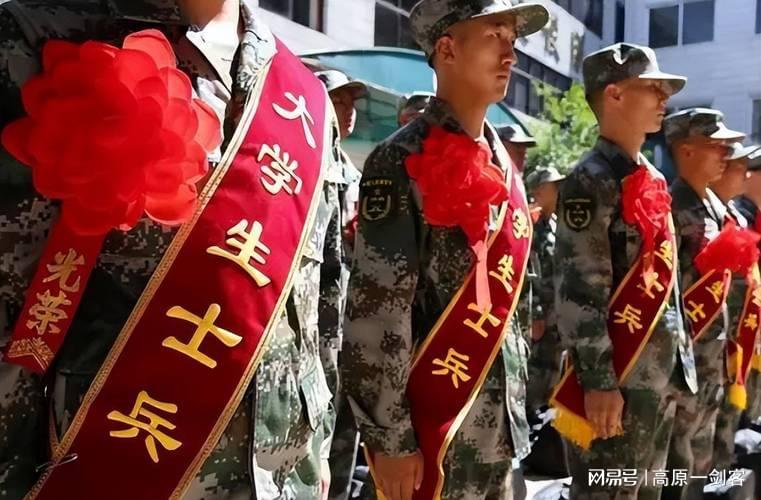 關(guān)于在校大學(xué)生是否應(yīng)該去當(dāng)兵的一些思考，在校大學(xué)生是否應(yīng)該選擇入伍，深度思考探討