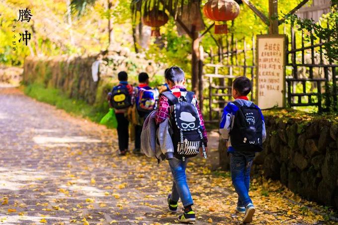 小學(xué)生旅游必去的地方——探索知識(shí)的海洋，培養(yǎng)視野的廣闊，小學(xué)生旅游必去之地，拓寬視野，探索知識(shí)海洋的奇妙之旅