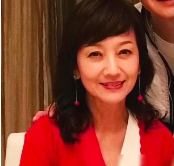 趙雅芝素顏照真實(shí)呈現(xiàn)，美麗無需修飾，趙雅芝素顏照展現(xiàn)自然美，無需修飾也動(dòng)人