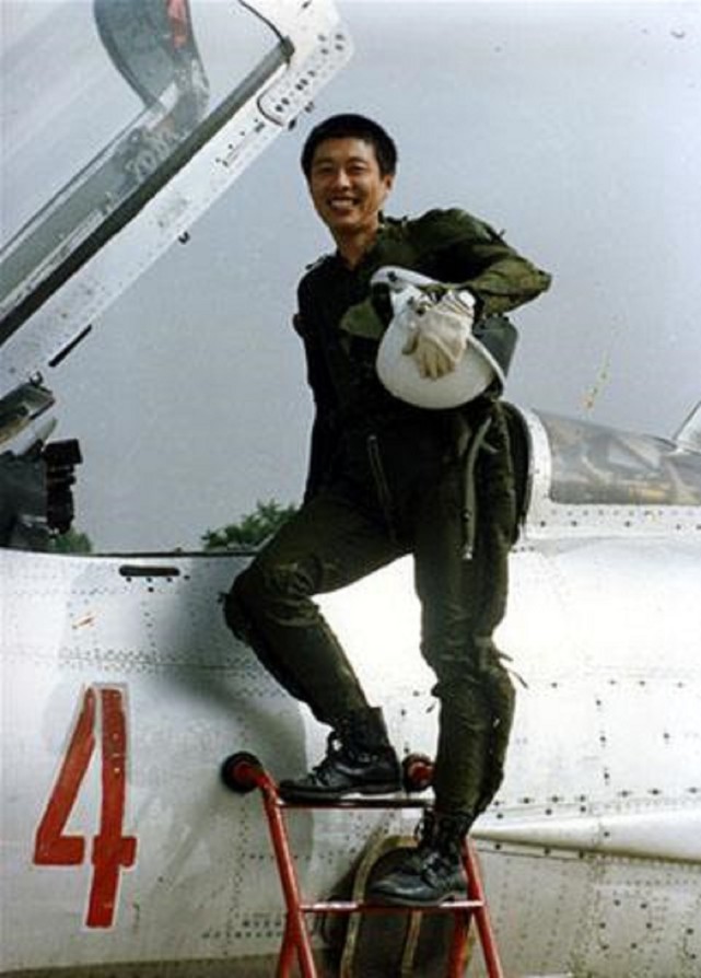 飛豹試飛員上半身被磨平圖片，英雄背后的艱辛與挑戰(zhàn)，飛豹試飛英雄，挑戰(zhàn)與艱辛背后的壯麗犧牲與榮耀瞬間