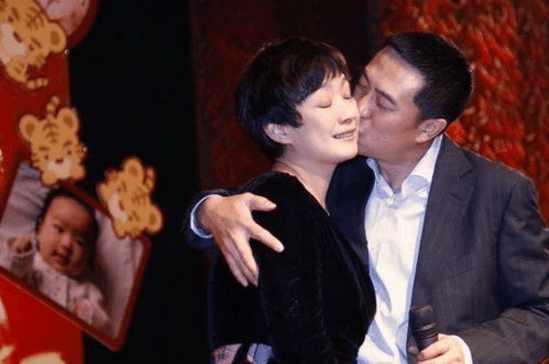 揭秘張嘉譯現(xiàn)任妻子身份，她是誰？，張嘉譯現(xiàn)任妻子身份揭秘，她究竟是誰？