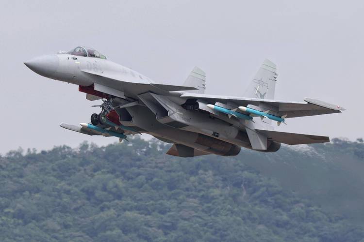 殲-15T，新一代艦載戰(zhàn)斗機的優(yōu)勢與挑戰(zhàn)，殲-15T新一代艦載戰(zhàn)斗機的優(yōu)勢與挑戰(zhàn)解析