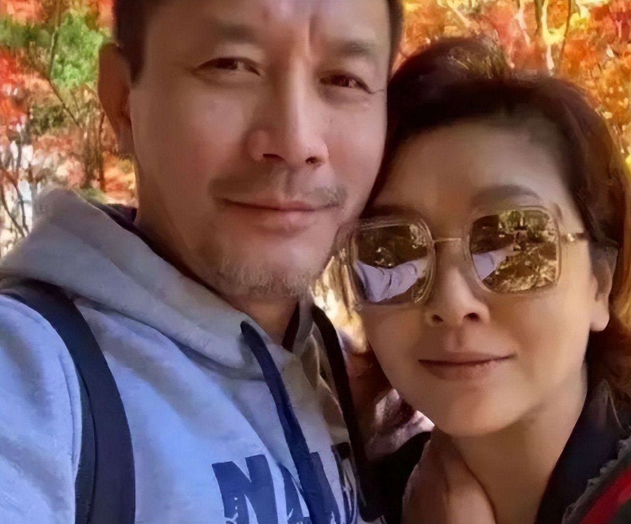 江珊現(xiàn)任丈夫身份揭秘，是田小潔還是張博？，江珊現(xiàn)任丈夫身份揭曉，田小潔還是張博？