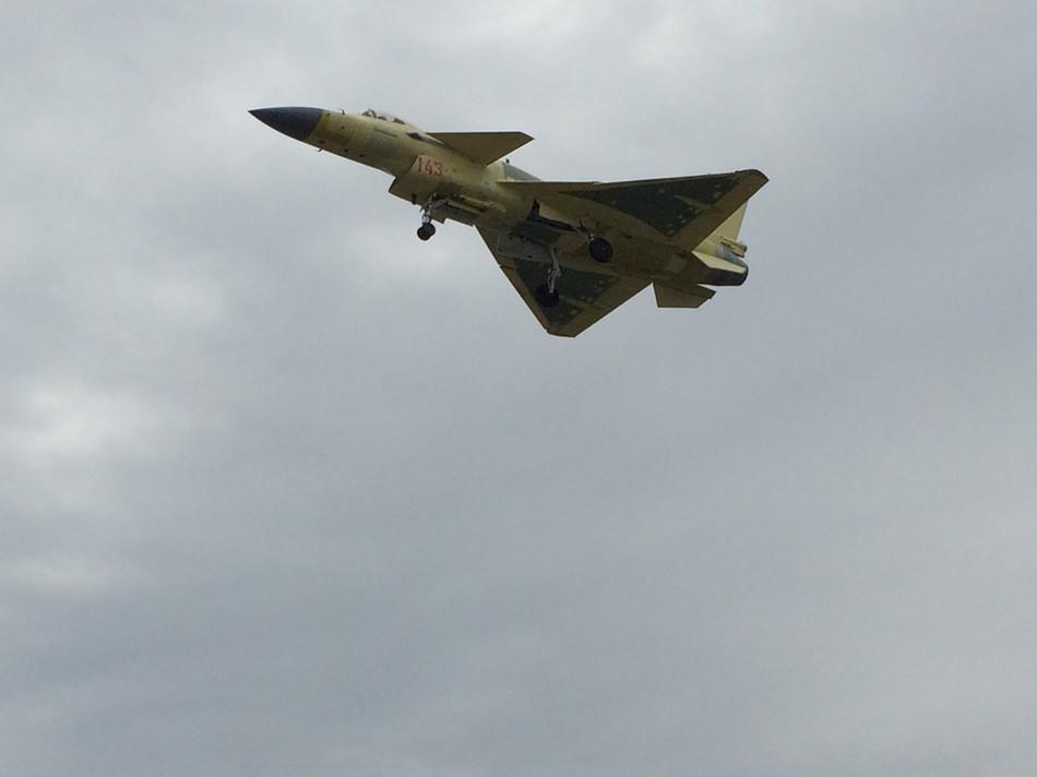 殲10D黃皮機首飛，中國空軍新一代戰(zhàn)斗機的里程碑事件，中國空軍里程碑事件，殲10D黃皮機首飛成功