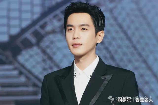 男明星的圖片，帥氣與魅力并存的風(fēng)采展示，男明星風(fēng)采，帥氣與魅力并存的照片展示