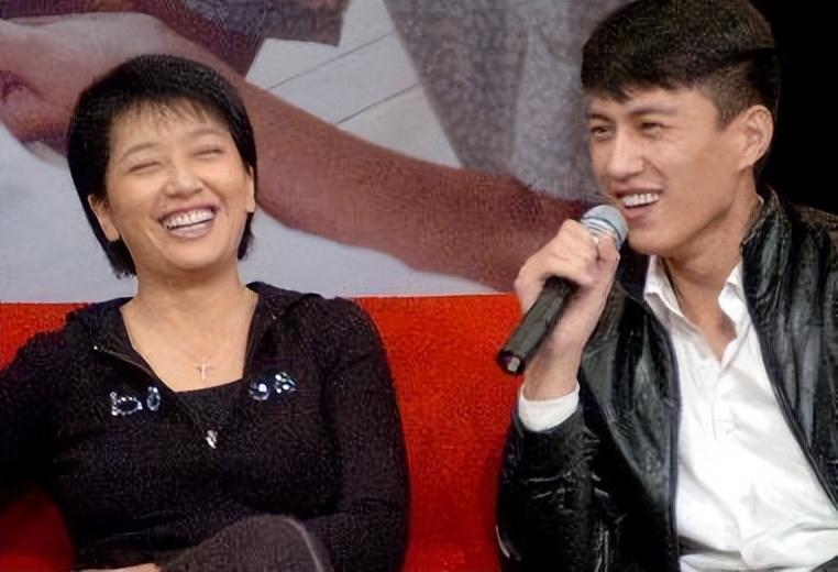 江珊現(xiàn)任老公照片，探索江珊的愛(ài)情生活與事業(yè)成就，江珊的愛(ài)情生活與事業(yè)成就，現(xiàn)任老公照片揭秘