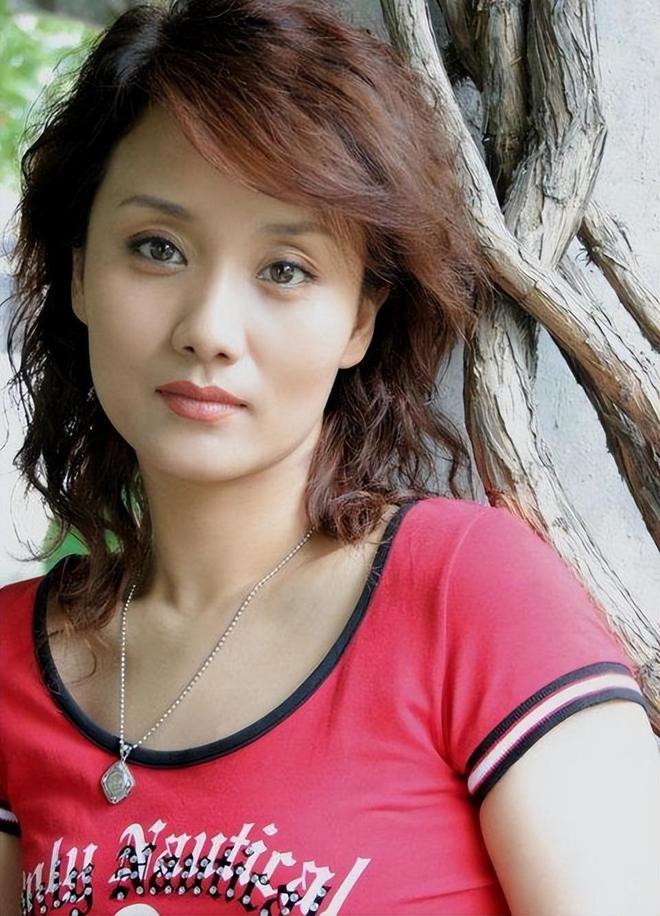 李穎個(gè)人資料年齡，全面解讀一位閃耀明星的生涯與成長歷程，閃耀明星李穎，生涯成長歷程與年齡解讀