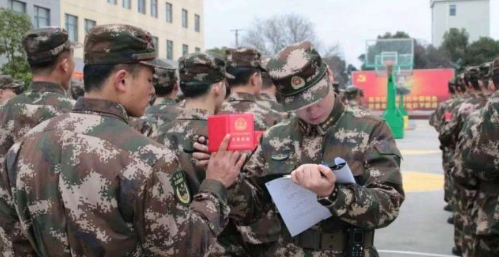 關(guān)于在校大學(xué)生是否應(yīng)該去當(dāng)兵的思考與建議，在校大學(xué)生是否應(yīng)參軍的深度思考及建議