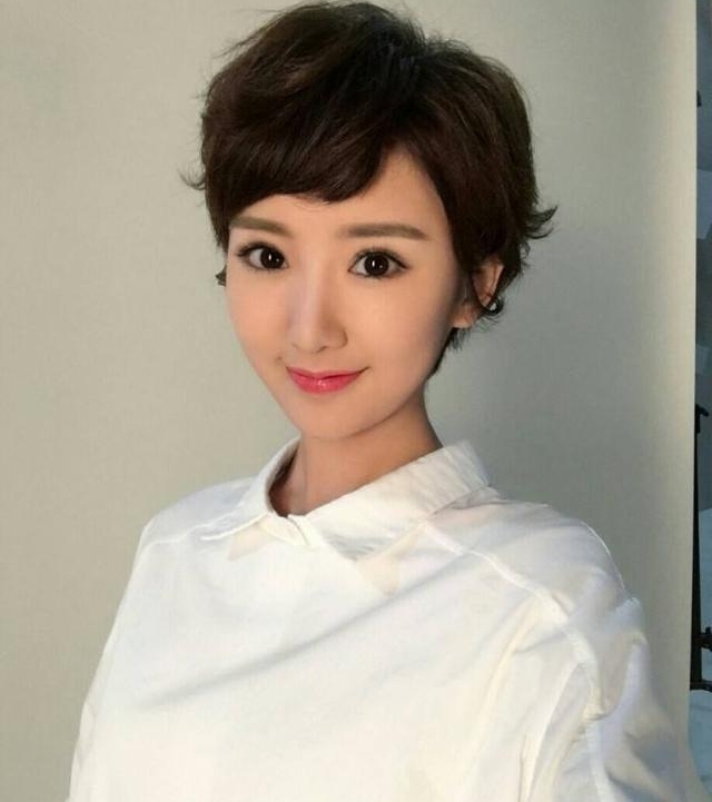 毛曉彤開眼角之前的照片，探索明星的美麗歷程，毛曉彤的美麗歷程，開眼角前后對比照曝光